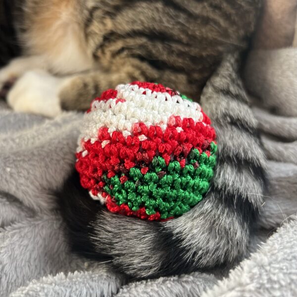 Bolinha de crochê com catnip