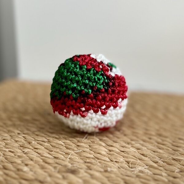 Bolinha de crochê com catnip